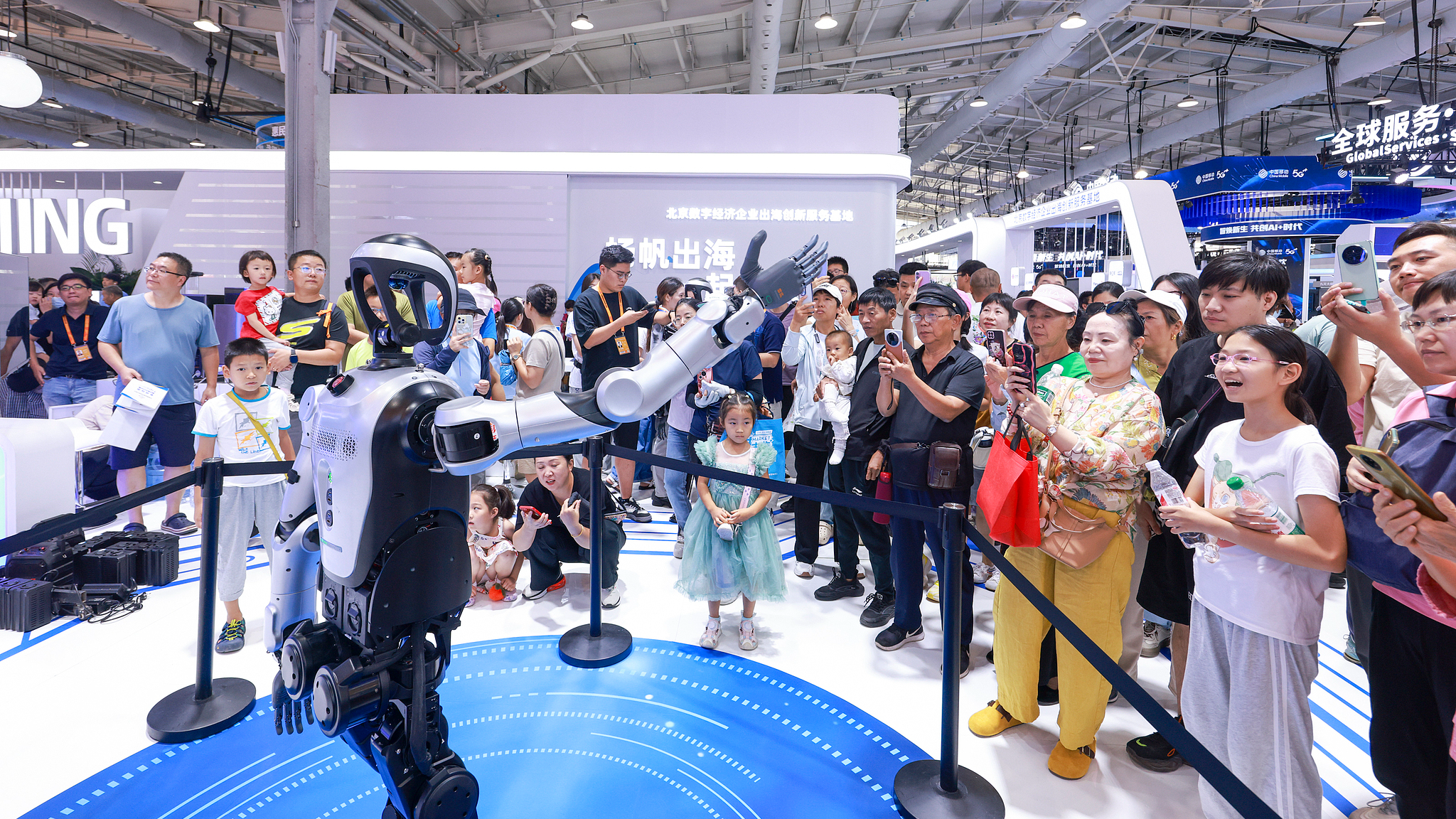 People watch robot performance at the 2025 China International Fair for Trade in Services in Beijing, China, September 14, 2025. /VCG
