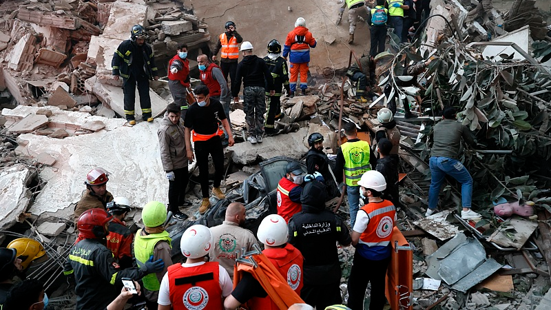 First responders search for missing people under the rubble of a partially destroyed residential building following an Israeli air strike in the Tallet al-Khayat neighborhood of Beirut, Lebanon, April 8, 2026. /VCG
