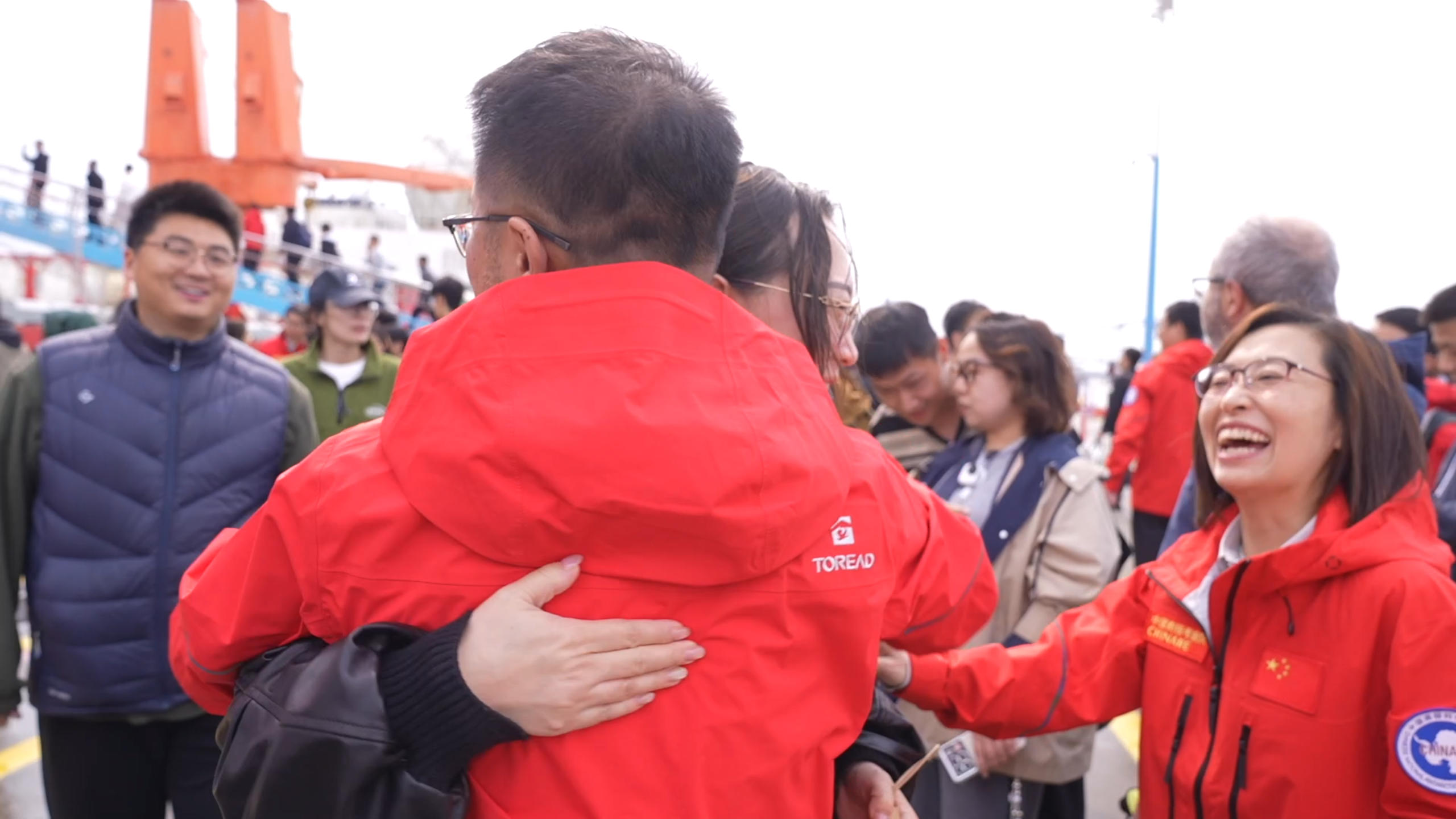 An expedition member hugs his family after returning, Shanghai, China, April 9, 2026. /CGTN