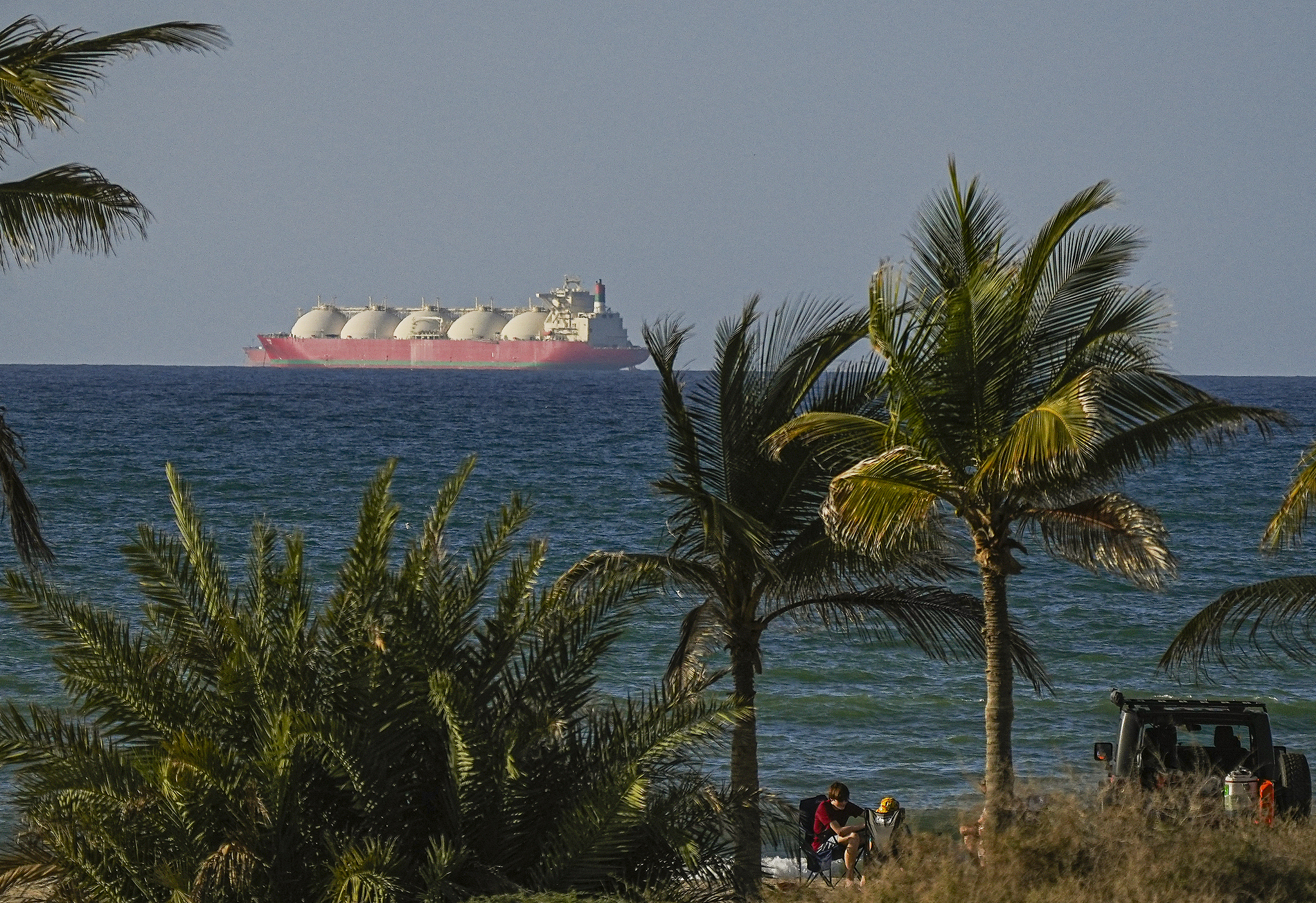 A view of vessels passing through the Strait of Hormuz following the two-week temporary ceasefire reached between the United States and Iran, seen in Oman, April 8, 2026. /CFP