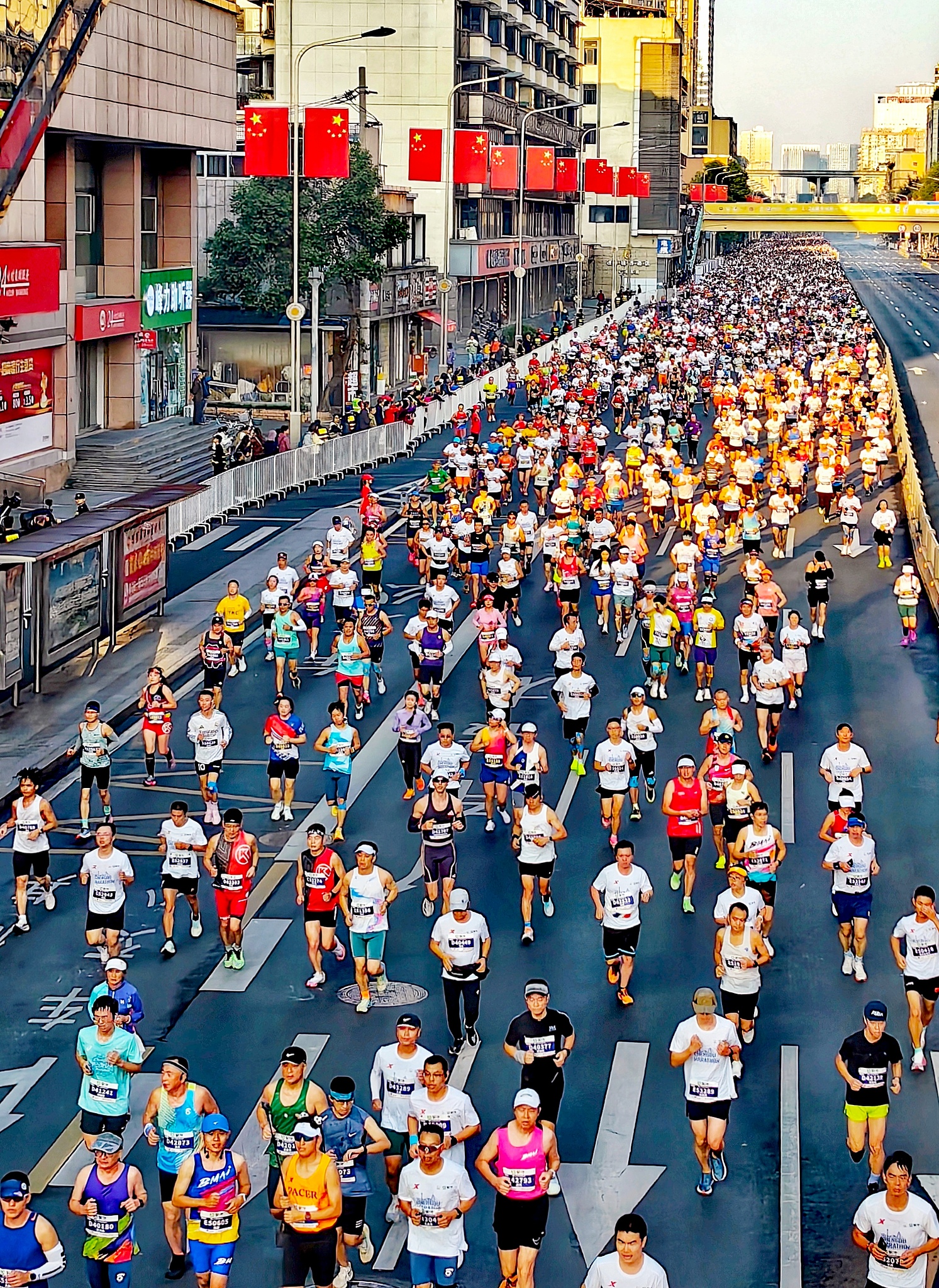 China's running boom has turned concretes jungles into a playground for the people, reflecting a shift toward health-conscious lifestyles and urban vitality. / VCG
