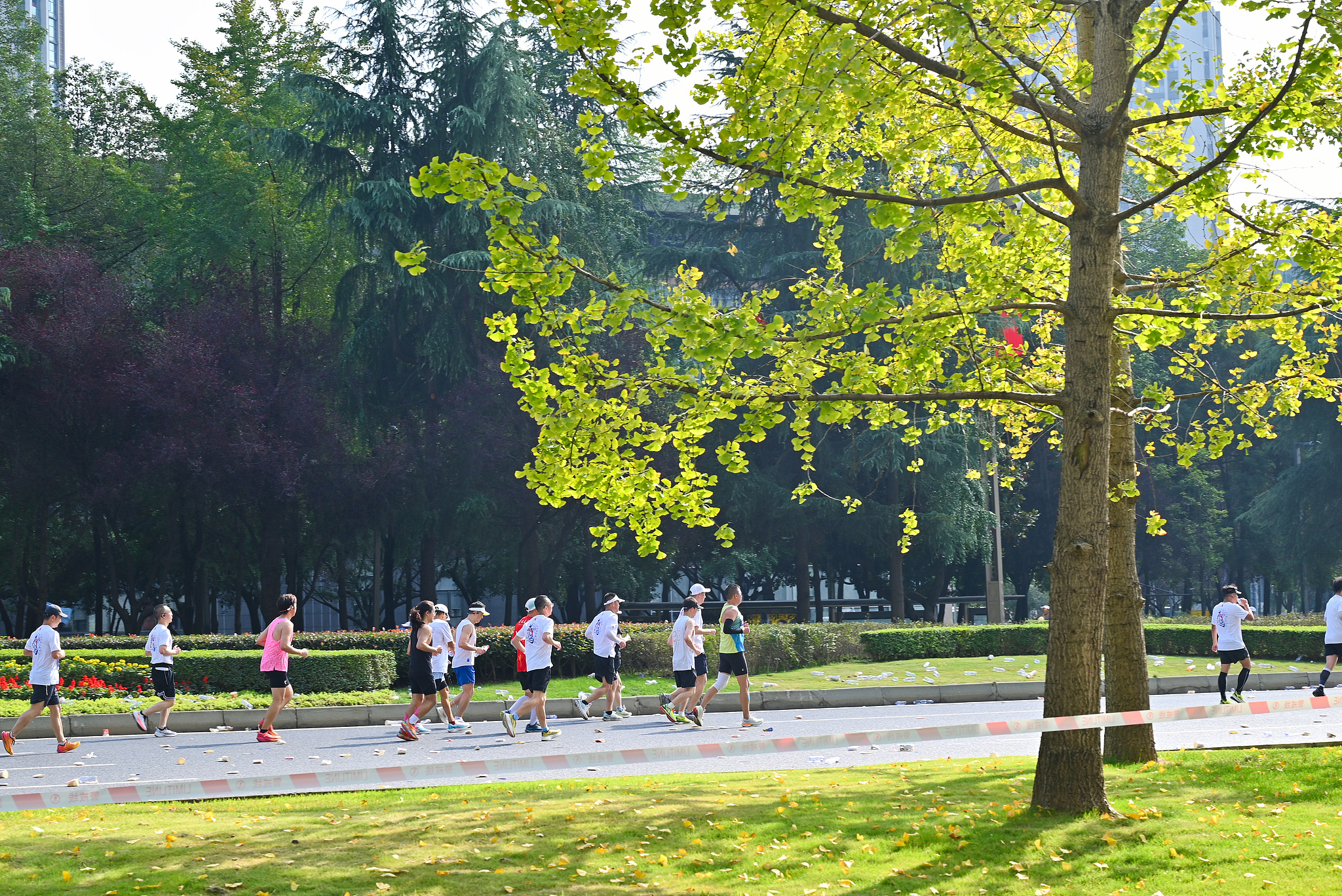Running has become a daily anchor that stretches from the first light in the parks to the neon-lit night runs on urban boulevards. /VCG