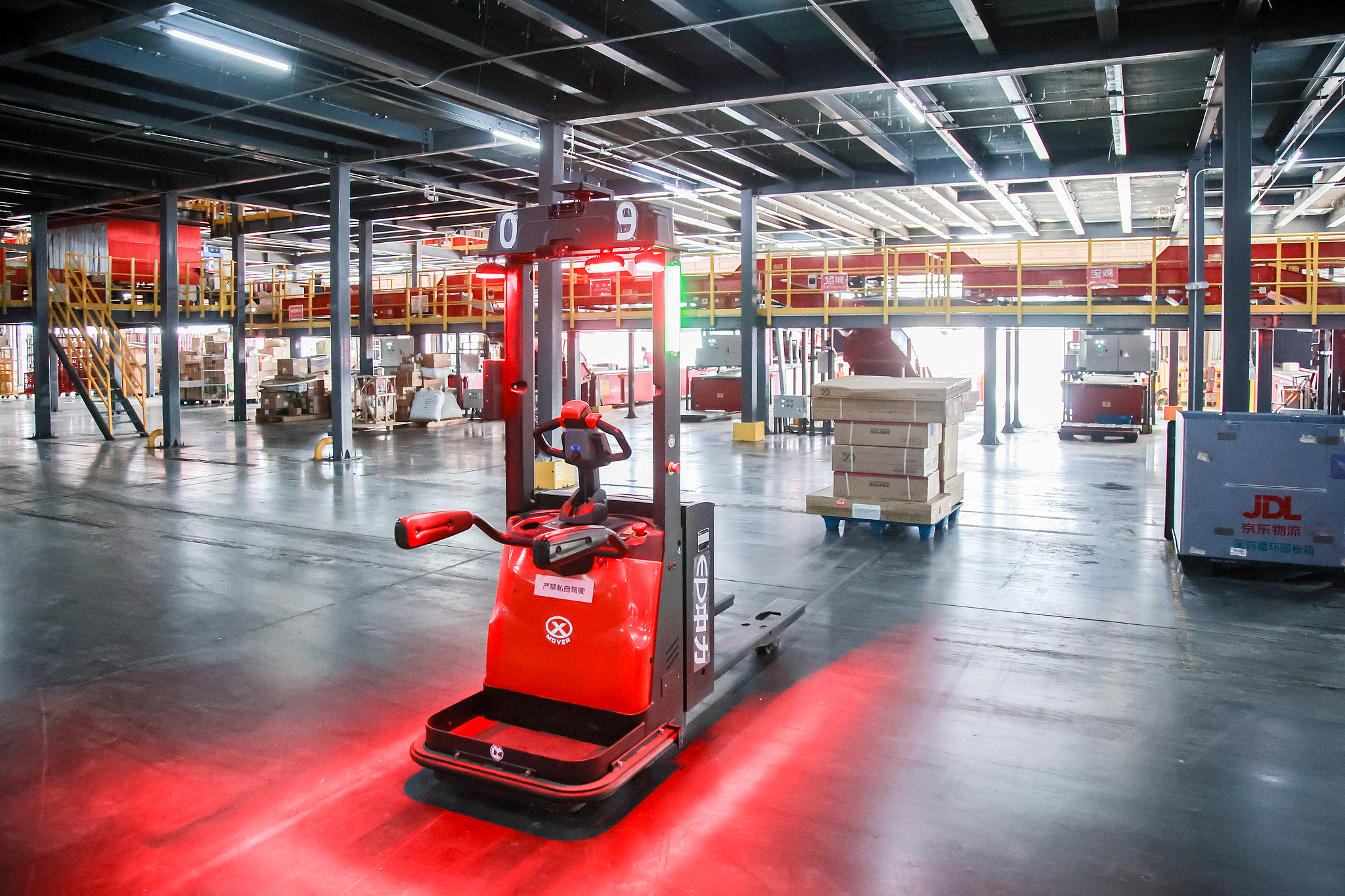 A smart pallet truck moves toward a stack of goods in front of it in JD.com's Asia No.1 Xi’an Smart Logistics Park, northwestern China's Shaanxi Province, September 25, 2024. /VCG