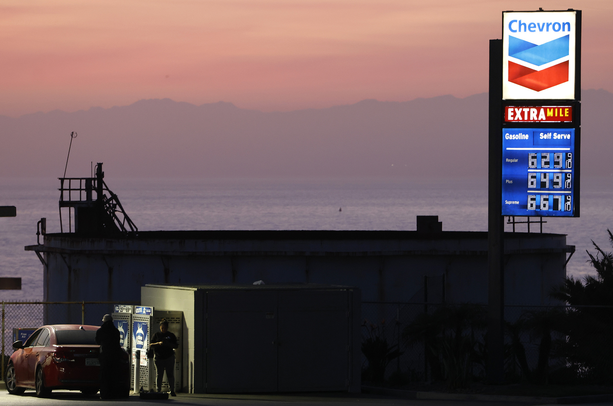 A Chevron gas station displays gas prices near the Pacific Ocean in El Segundo, California, US, April 8, 2026. /VCG