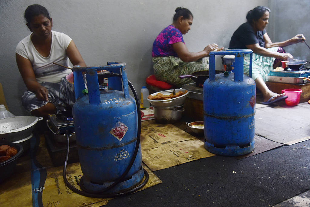 People use liquefied petroleum gas stoves to cook traditional sweets in preparation for the Sinhalese and Tamil New Year, April 7, 2026, Colombo, Sri Lanka. /CFP