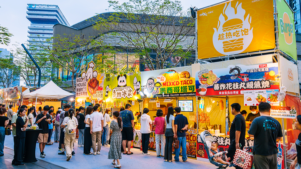 Citizens visit a hamburger fair, where more than 70 hamburger brands are presented, alongside hip-hop and K-pop performances, Dongguan City, south China's Guangdong Province, April 3, 2026, /VCG

