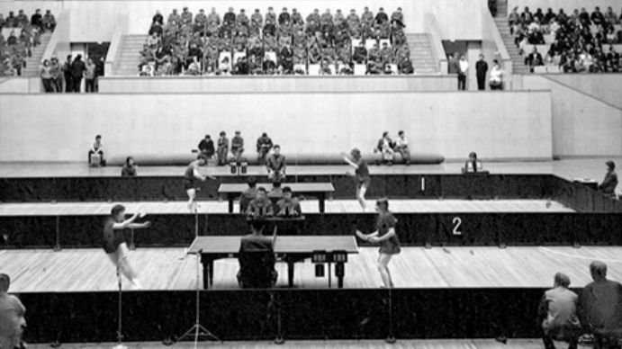Chinese and American table tennis players compete in a friendly match in Beijing during the US table tennis delegation's historic visit to China, April 13, 1971. /Xinhua