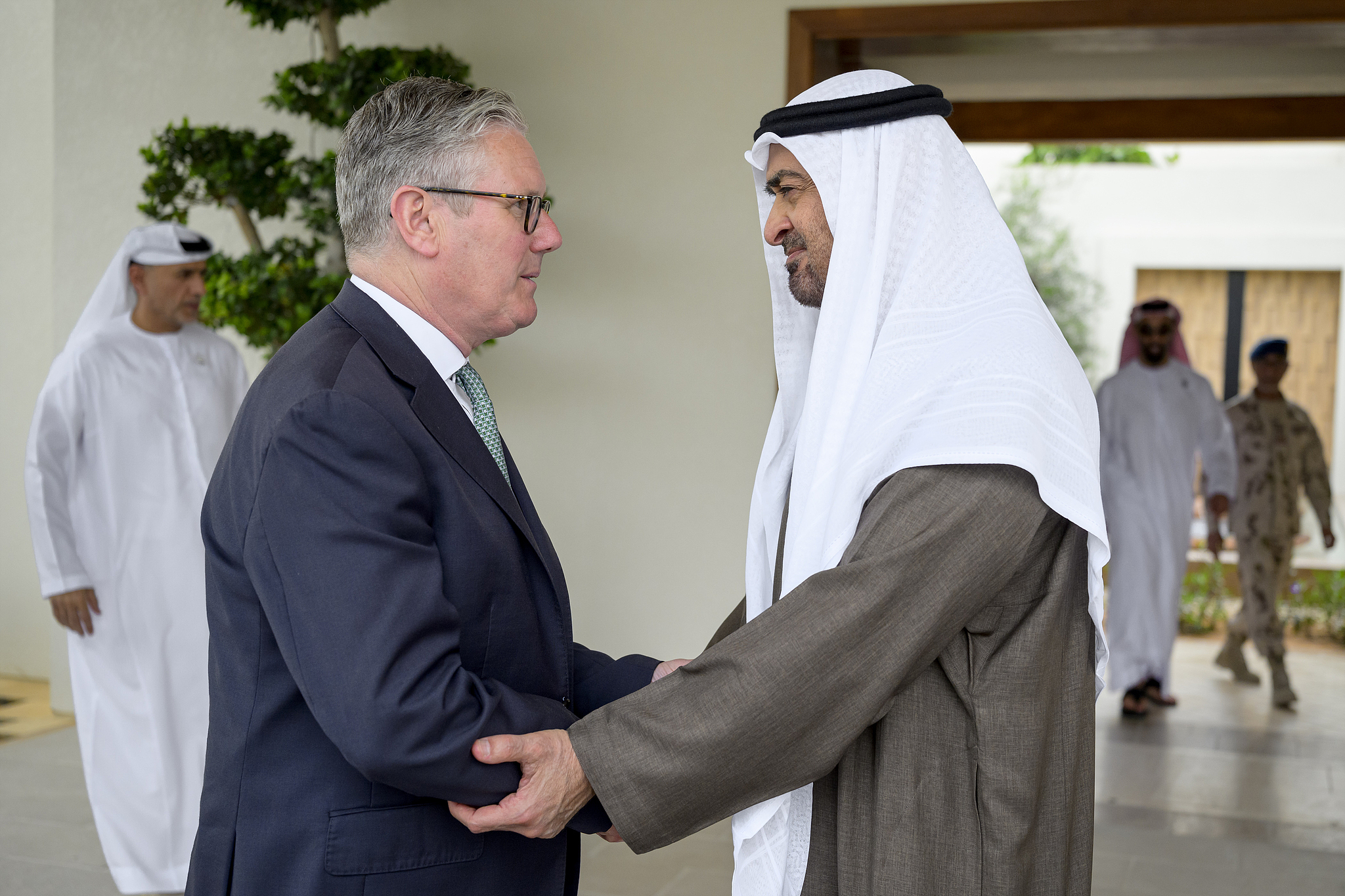 United Arab Emirates (UAE) President Sheikh Mohamed bin Zayed Al Nahyan (R) meets with British Prime Minister Keir Starmer to discuss regional developments in Abu Dhabi, United Arab Emirates, April 9, 2026. /VCG