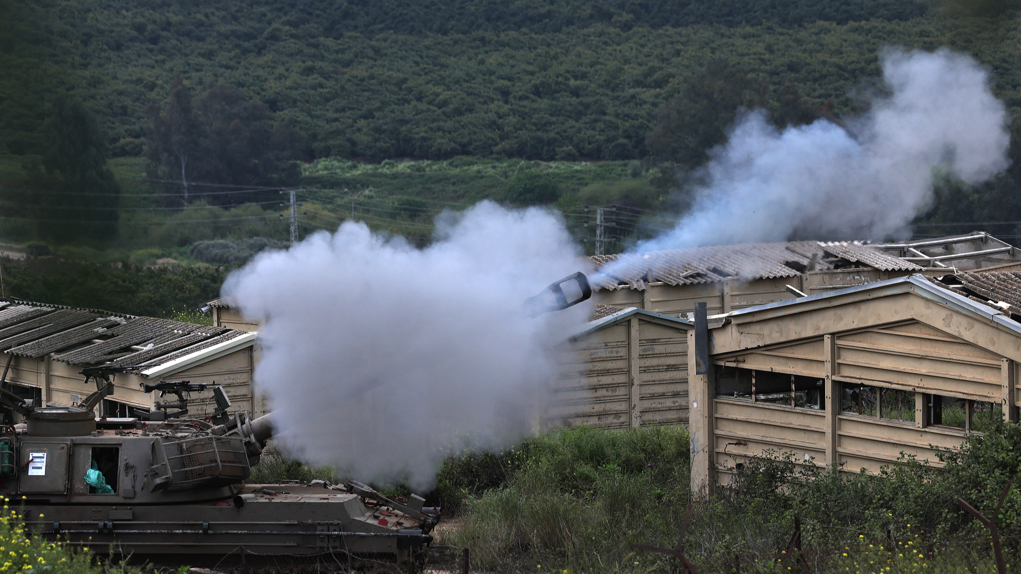 An Israeli artillery gun deployed on the Israel-Lebanon border fires towards southern Lebanon, April 9, 2026. /VCG