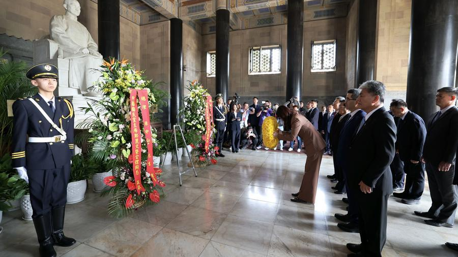 KMT chairwoman Cheng Li-wun leads a KMT delegation to pay homage to the Sun Yat-sen Mausoleum in Nanjing, east China's Jiangsu Province, April 8, 2026. /Xinhua
