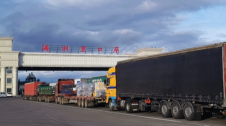 Trucks carrying export goods to Russia queue up to clear customs at the Manzhouli highway port in north China's Inner Mongolia Autonomous Region, October 31, 2025. /VCG
