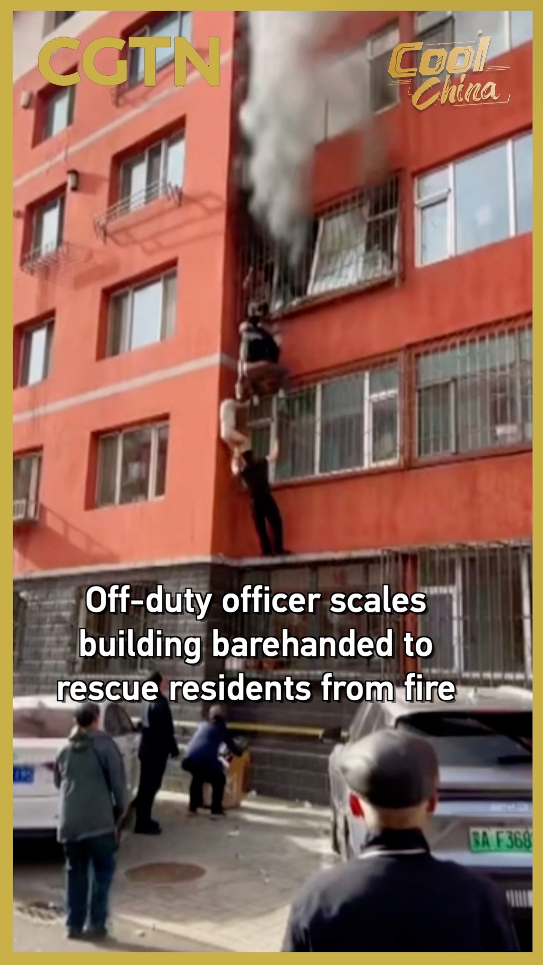Off-duty officer scales building barehanded to rescue residents from fire