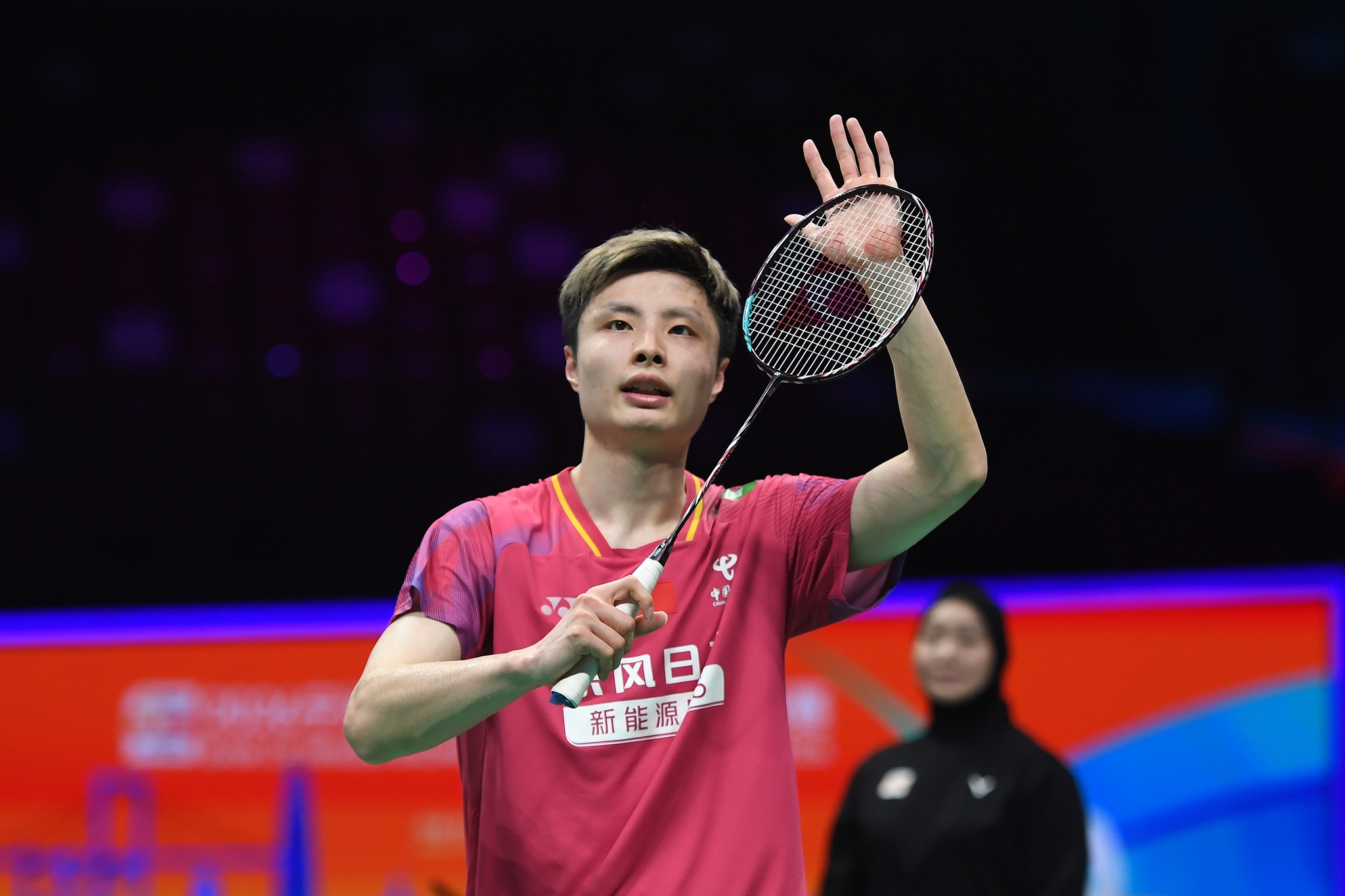 China's Shi Yuqi celebrates after beating Japan's Kodai Naraoka to advance to the men's singles semifinals at the Badminton Asia Championships in Ningbo, China, April 10, 2026. /VCG