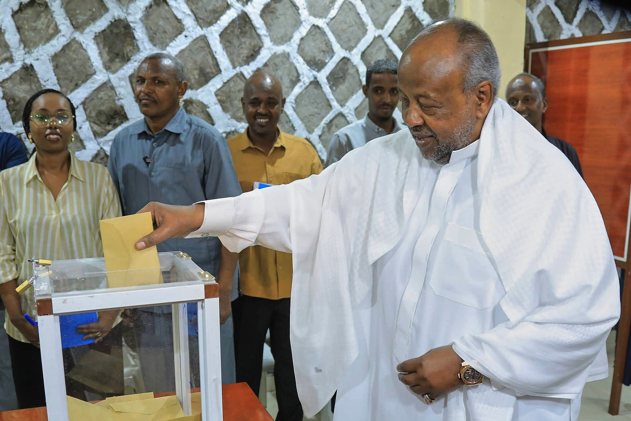 Djibouti's incumbent President Ismail Omar Guelleh casts his vote at the City Hall polling station during the presidential election in Mouloud, Djibouti, April 10, 2026. /VCG