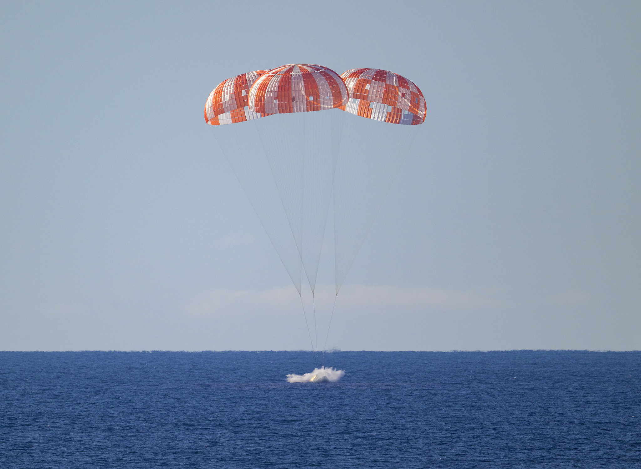 NASA's Orion spacecraft carrying Artemis II crew members is seen as it splashes down in the Pacific Ocean off the coast of California, US, April 10, 2026. /VCG