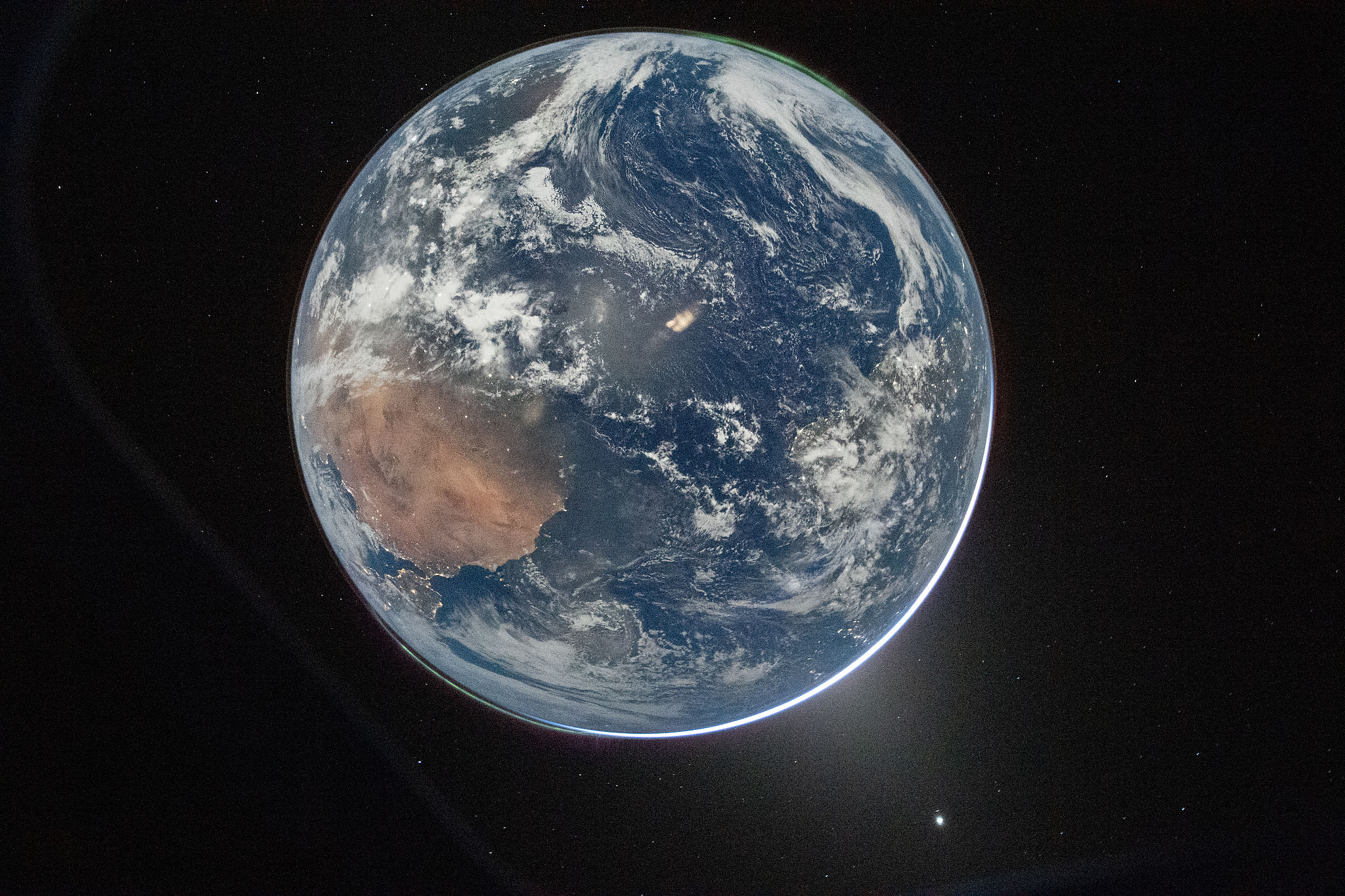A view of Earth taken by NASA astronaut and Artemis II Commander Reid Wiseman from the Orion spacecraft's window after completing the translunar injection burn, April 2, 2026. /VCG
