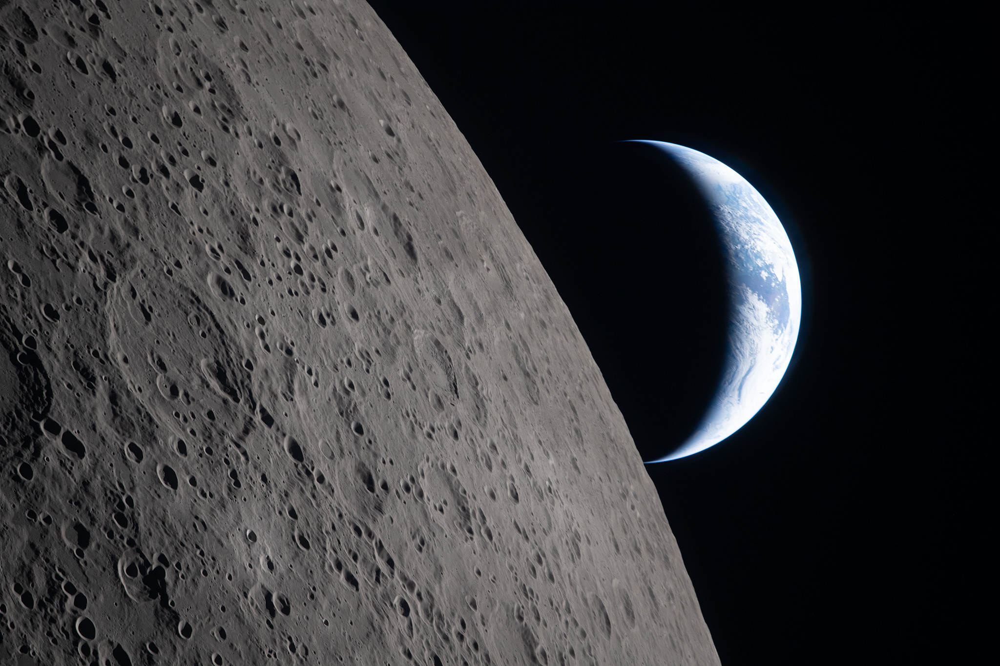 A view of a crescent Earth setting on the moon's limb taken by the Artemis II crew, April 6, 2026. /VCG