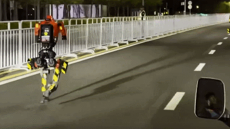  The humanoid robots competing in the full-scale test of the 2026 humanoid robot half-marathon. /CMG 