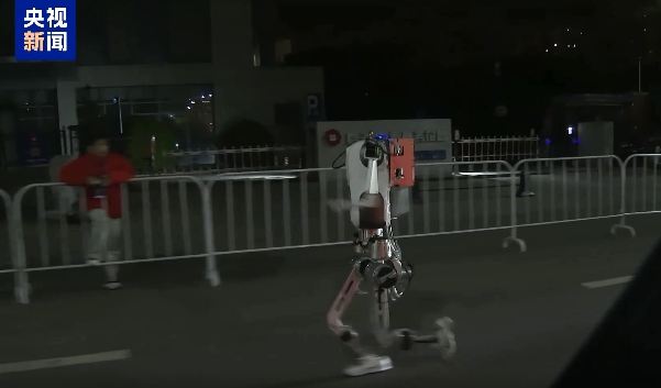 A robot competing in the full-scale test of the 2026 humanoid robot half-marathon. /CMG