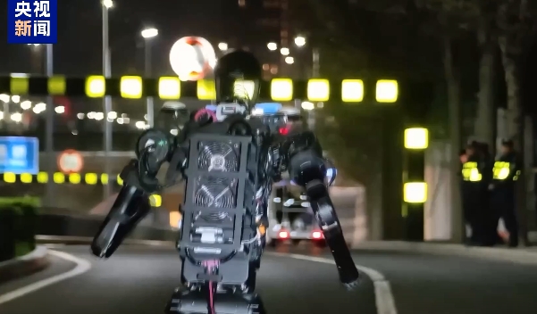 A robot in the full-scale test of the 2026 humanoid robot half-marathon. /CMG