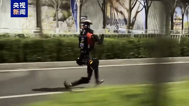  A robot running in the full-scale test of the 2026 humanoid robot half-marathon. /CMG 