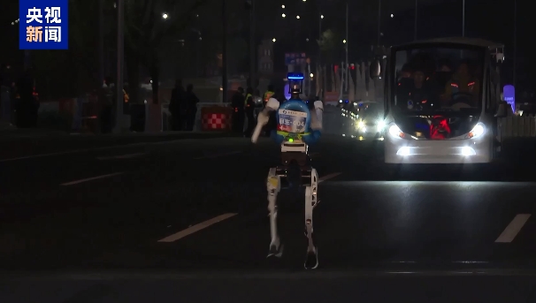 A robot in the full-scale test of the 2026 humanoid robot half-marathon. /CMG