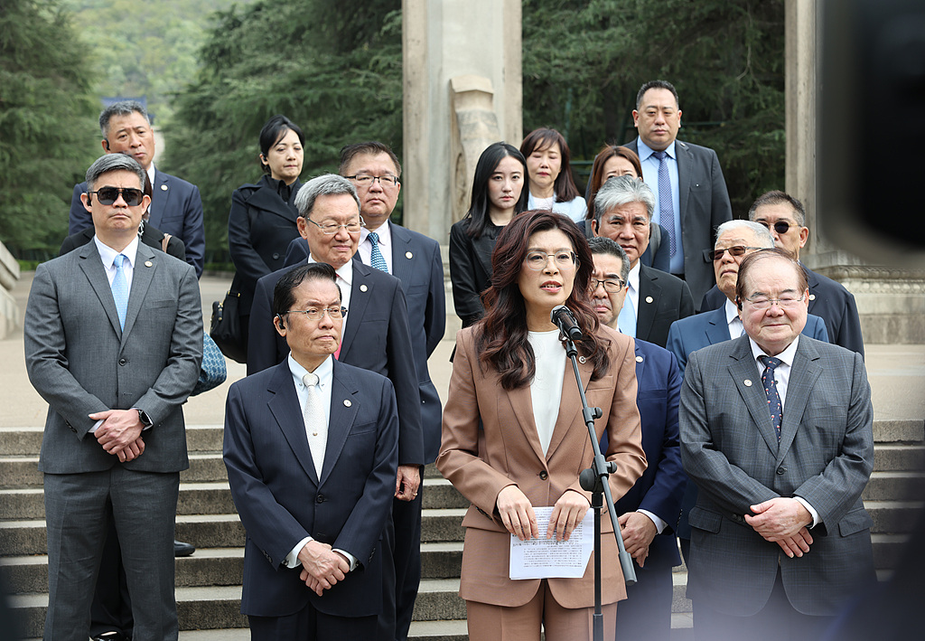 Cheng Li-wun, chairwoman of the Chinese Kuomintang (KMT) Party, leads a KMT delegation to pay homage at the Sun Yat-sen Mausoleum in Nanjing, eastern Jiangsu Province, April 8, 2026. /CFP