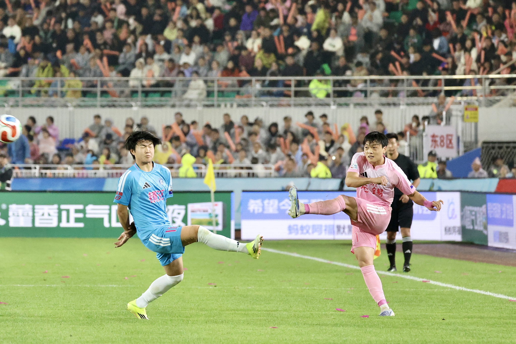 Round 1 of the 2026 Jiangsu Football City League, Zhenjiang vs Wuxi in Wuxi, Jiangsu Province, April 11, 2026. /VCG