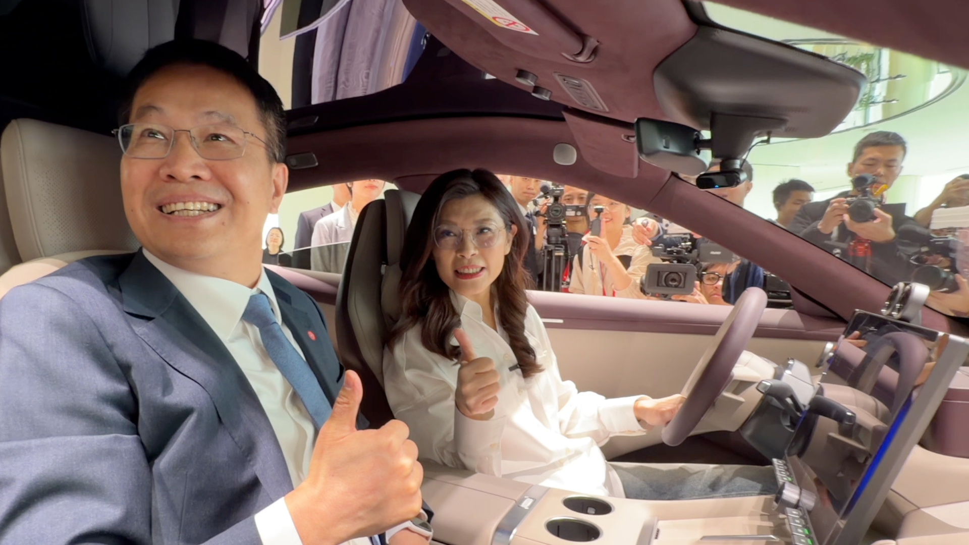 Cheng Li-wun visits Xiaomi Auto Super Factory in Beijing