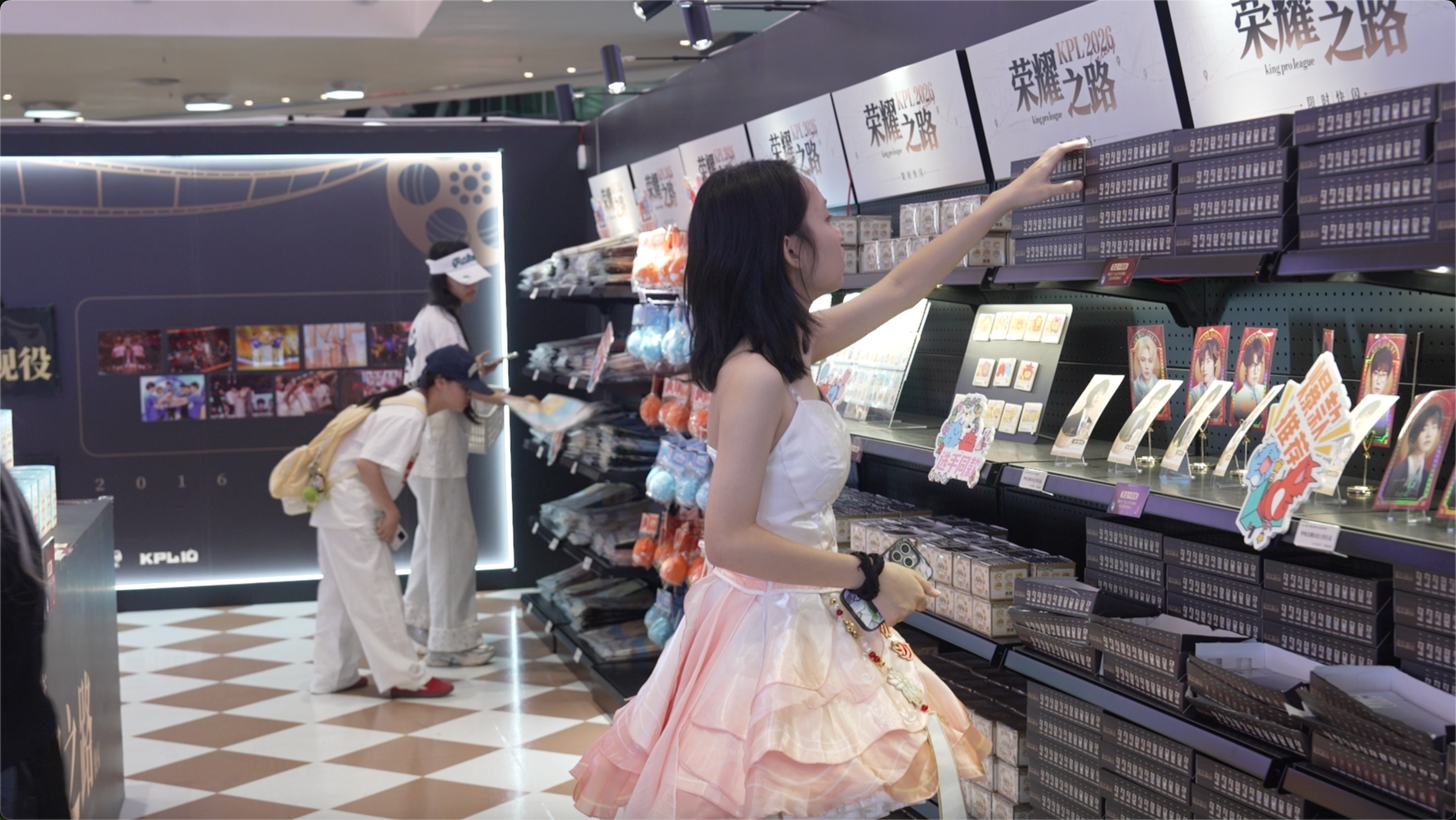 Costumers pick products at the pop-up store in Haikou Friendship Sunshine City in Haikou, south China's Hainan Province, April 10, 2026. /CGTN
