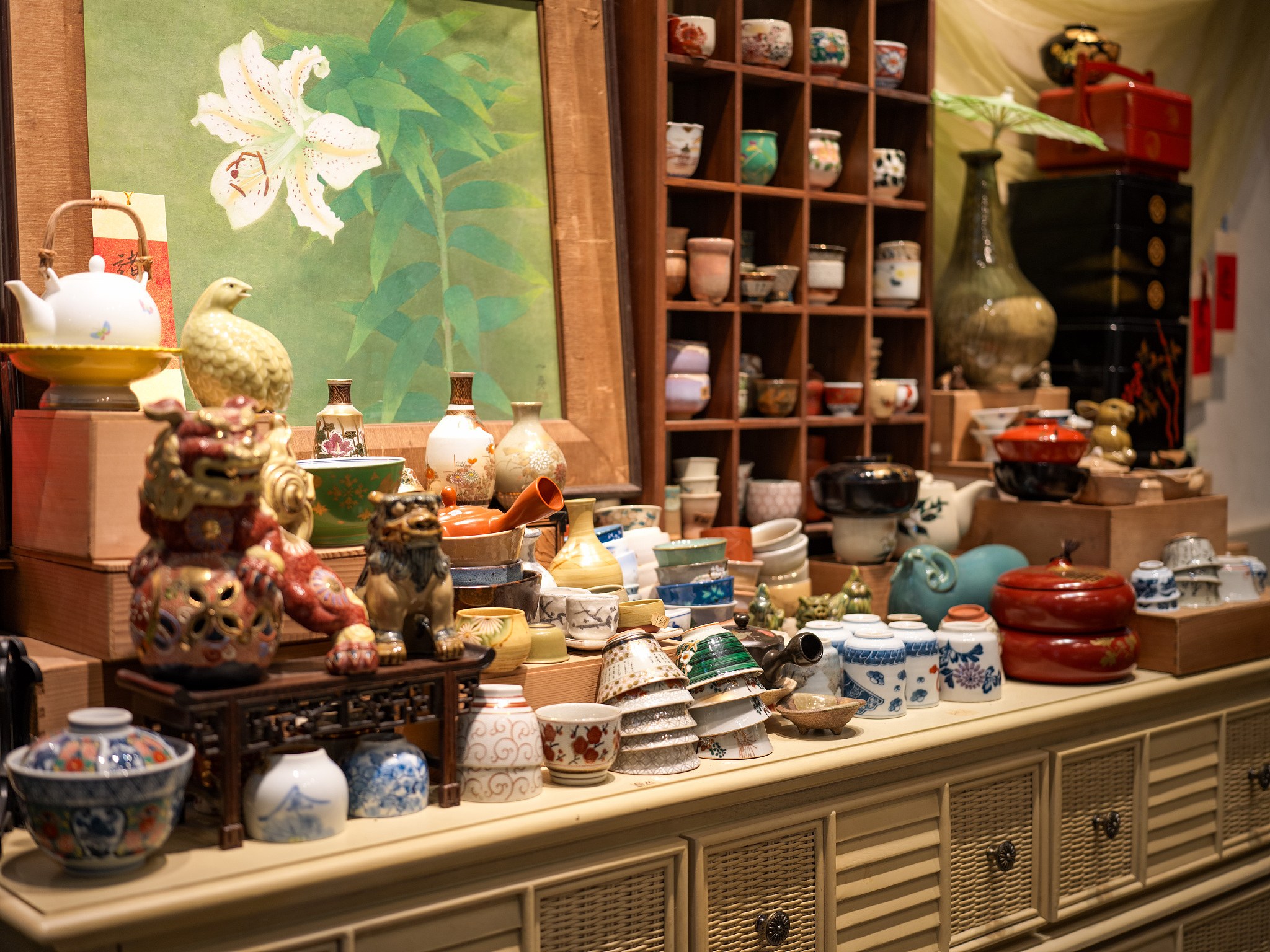 An antique shop on Yongqingfang, a charming old street in Guangzhou, displays a variety of porcelain and decorative items. /VCG
