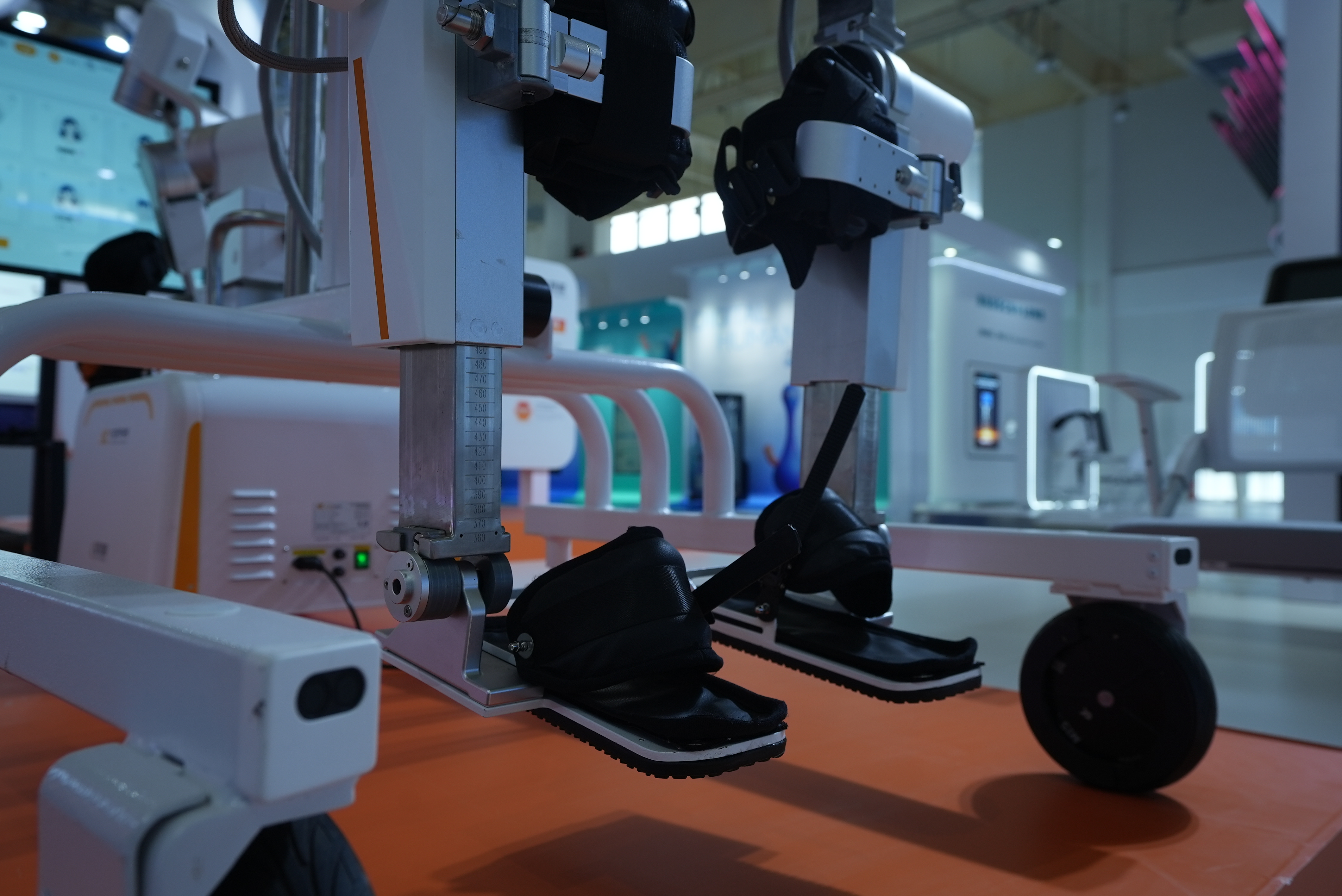 A brain-controlled lower limb robot in the AI Medical Robot Zone, which uses a brain-computer interface to translate neural signals into physical gait training, April 12, 2026. /CGTN