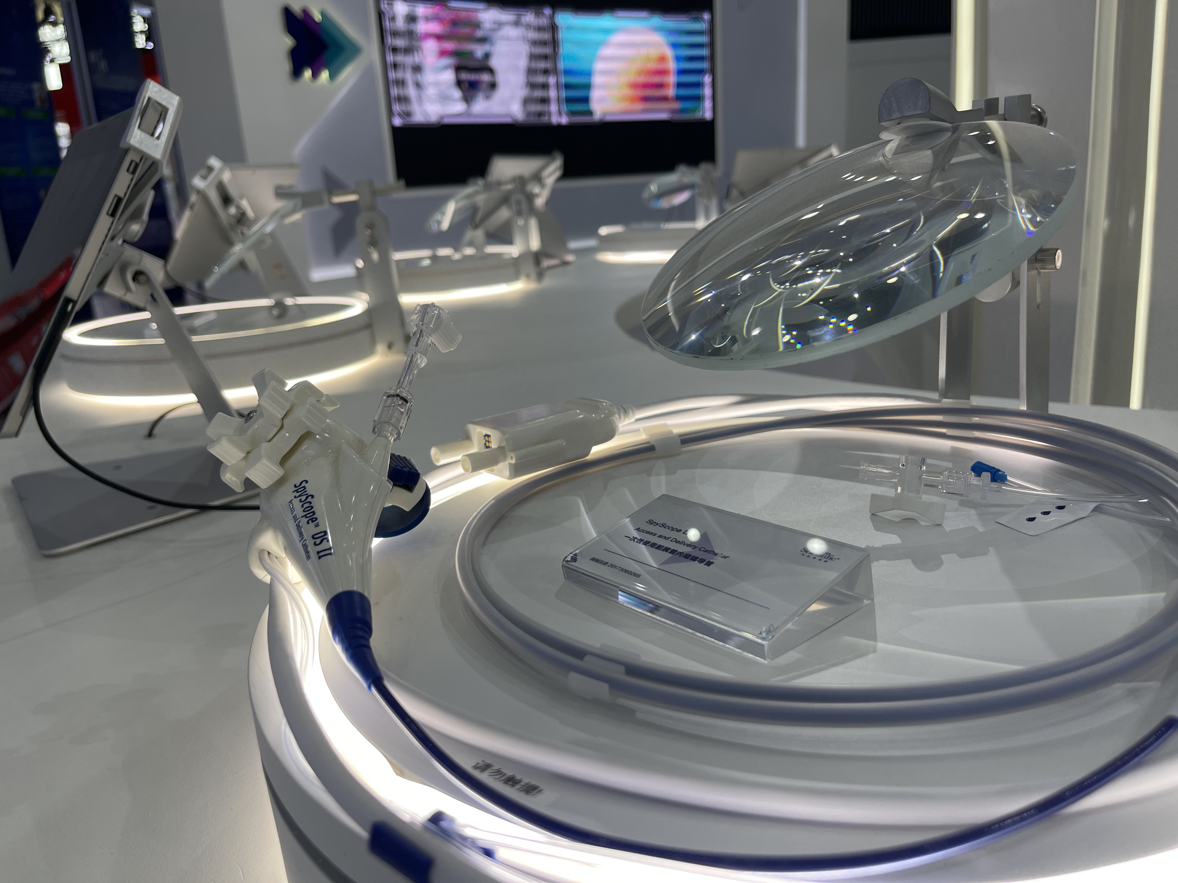 An advanced single-use Access and Delivery Catheter for biliopancreatic endoscopy is displayed, highlighting new efficiencies in minimally invasive diagnostics, April 12, 2026. /CGTN