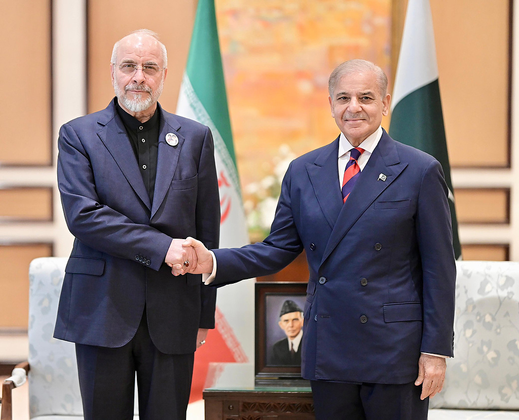 Pakistan's Prime Minister Shehbaz Sharif (R) shaking hands with Iran's Parliament Speaker Mohammad Bagher Ghalibaf during their meeting prior to the US-Iran peace talks in Islamabad in Pakistan, April 11, 2026. /VCG