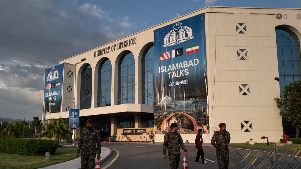 Pakistani security personnel walk through the Jinnah Convention Centre, where international media have gathered to cover talks between US and Iranian officials, taking place in the nearby Serena Hotel, in Islamabad, Pakistan, April 11, 2026. /VCG
