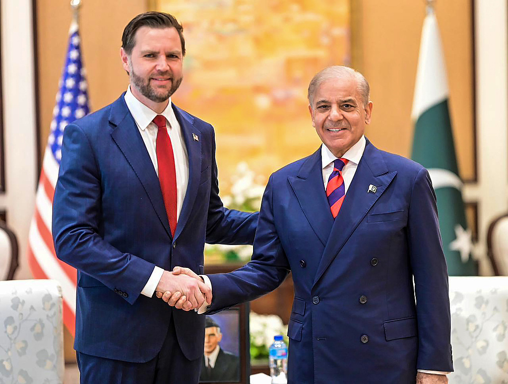 Pakistan's Prime Minister Shehbaz Sharif (R) shaking hands with US Vice President JD Vance during their meeting prior to the US-Iran peace talks in Islamabad in Pakistan, April 11, 2026. /VCG
