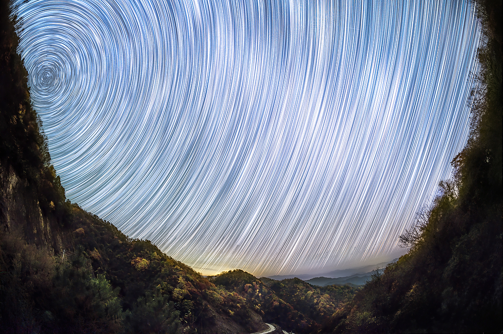 Qinling Starry Town under the starry sky, Shaanxi, October 25, 2023. /VCG