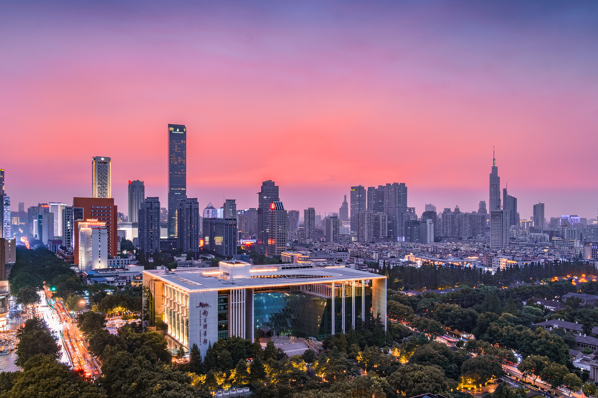 Dusk sets over Daxing Palace and Nanjing Library, Nanjing, China. /VCG
