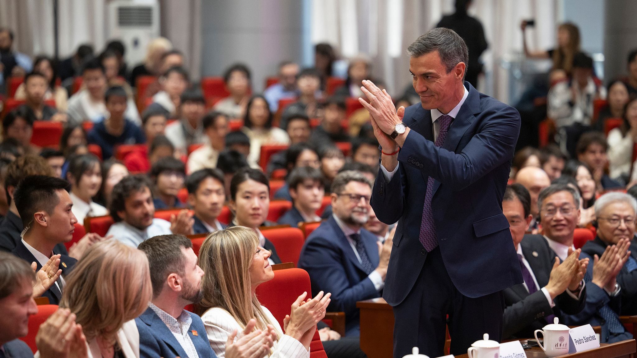 Spanish Prime Minister Pedro Sanchez stands to acknowledge the audience after his speech at Tsinghua University in Beijing, China, April 13, 2026. /CFP