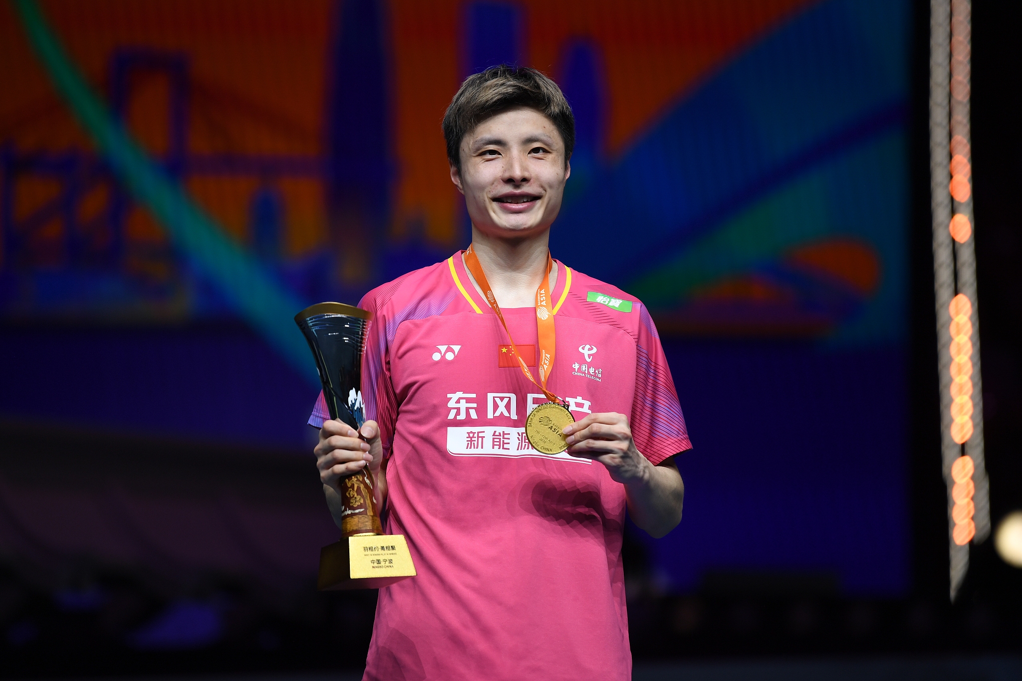 China's Shi Yuqi shows off his trophy after beating India's Ayush Shetty to win the men's singles final at the Badminton Asia Championships in Ningbo, China, April 12, 2026. /VCG