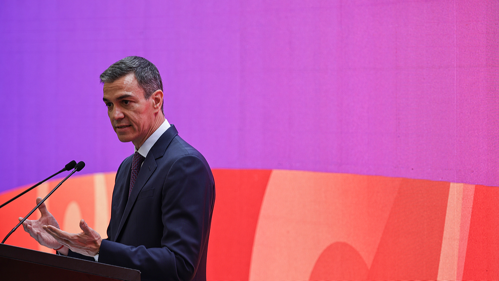Spanish Prime Minister Pedro Sánchez delivers a speech at Tsinghua University, Beijing, China, April 13, 2026. /VCG
