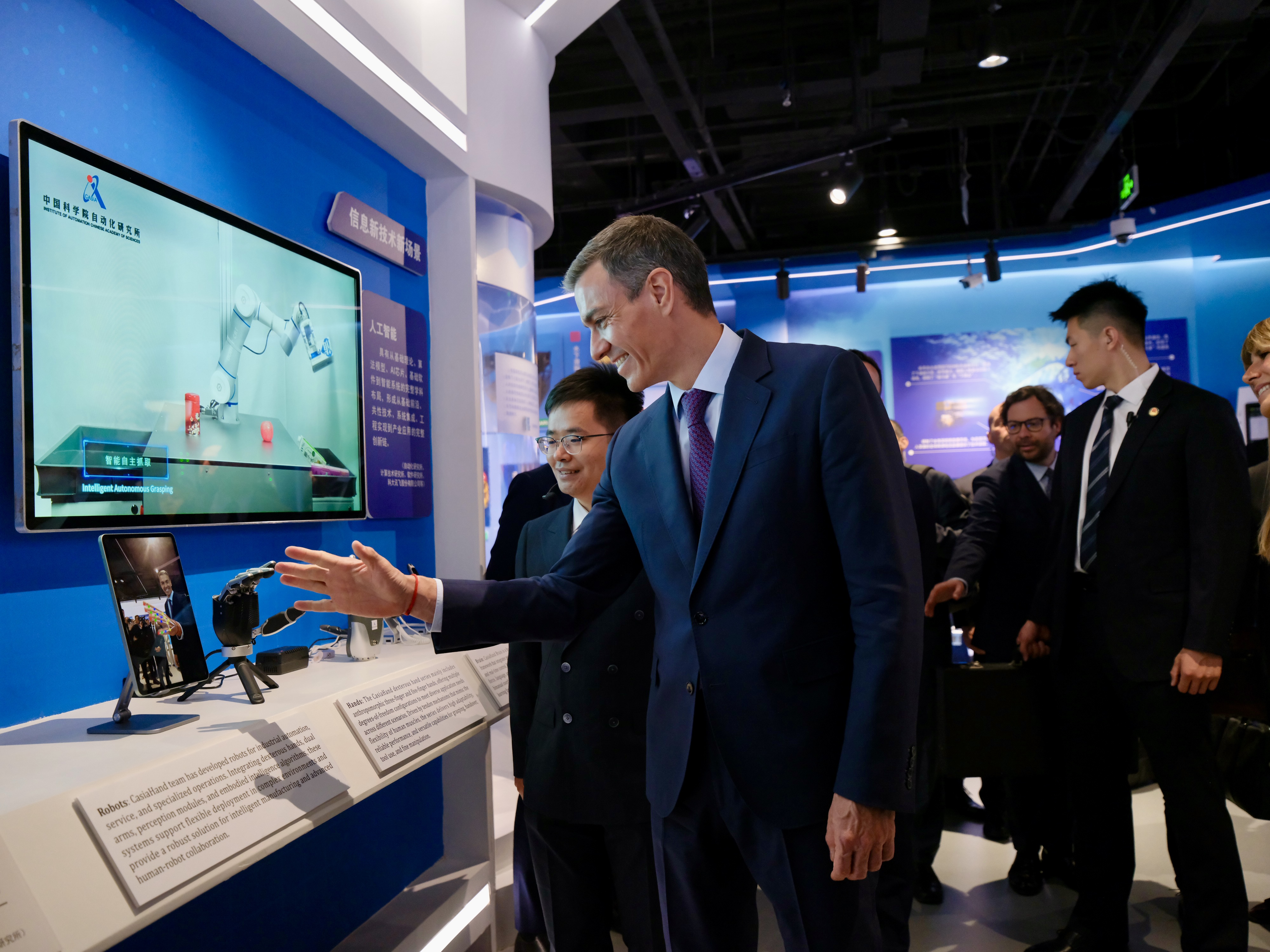 Sánchez visits an exhibition showcasing China's latest sci-tech achievements. /CAS