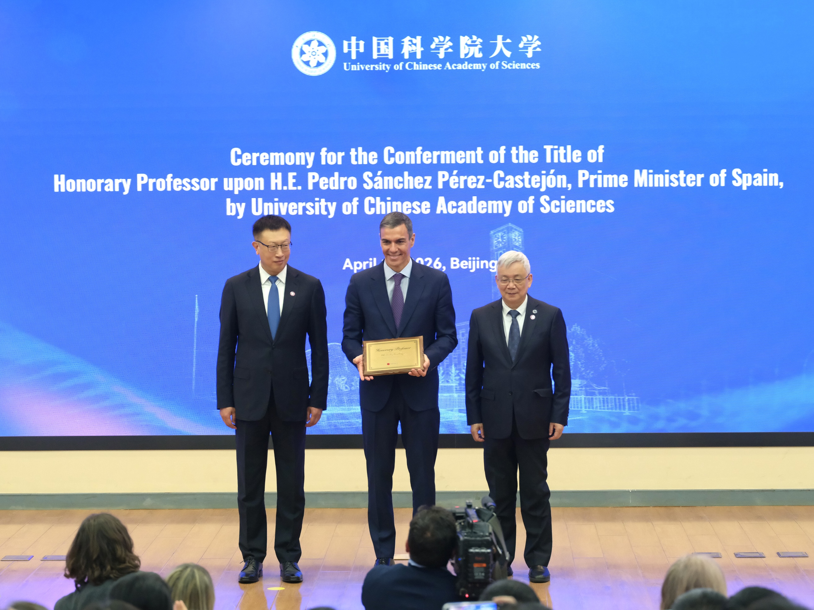 Spanish PM Pedro Sánchez (C) receives honorary professorship from UCAS, April 13, 2026. /CAS 