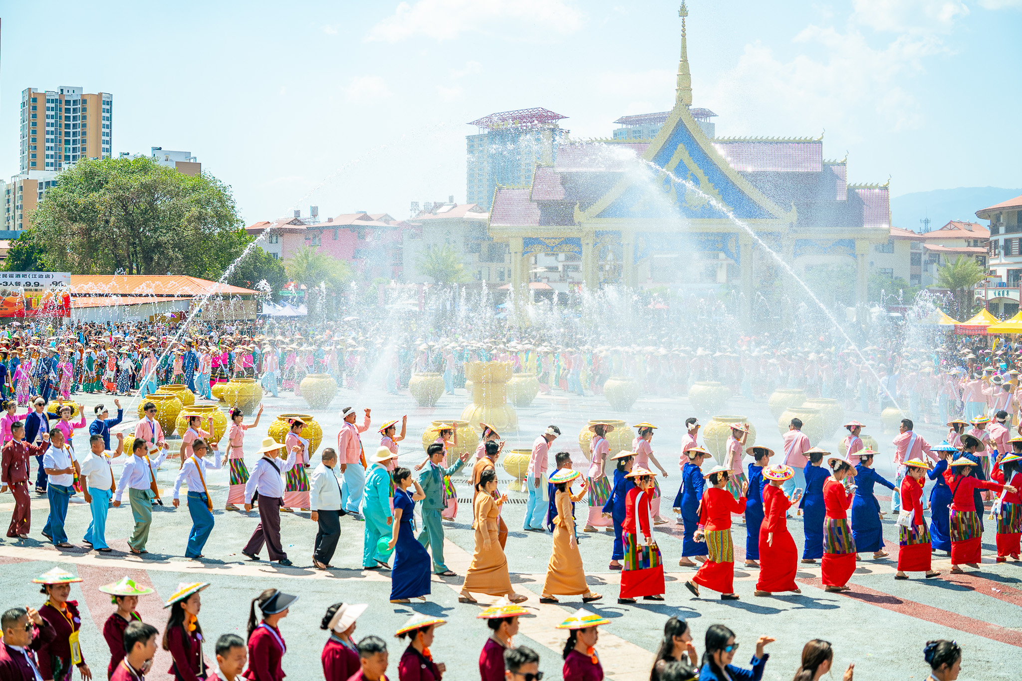 The annual Water-Splashing Festival gets into full swing in the border city of Ruili, southwest China's Yunnan Province. /Xu Jun