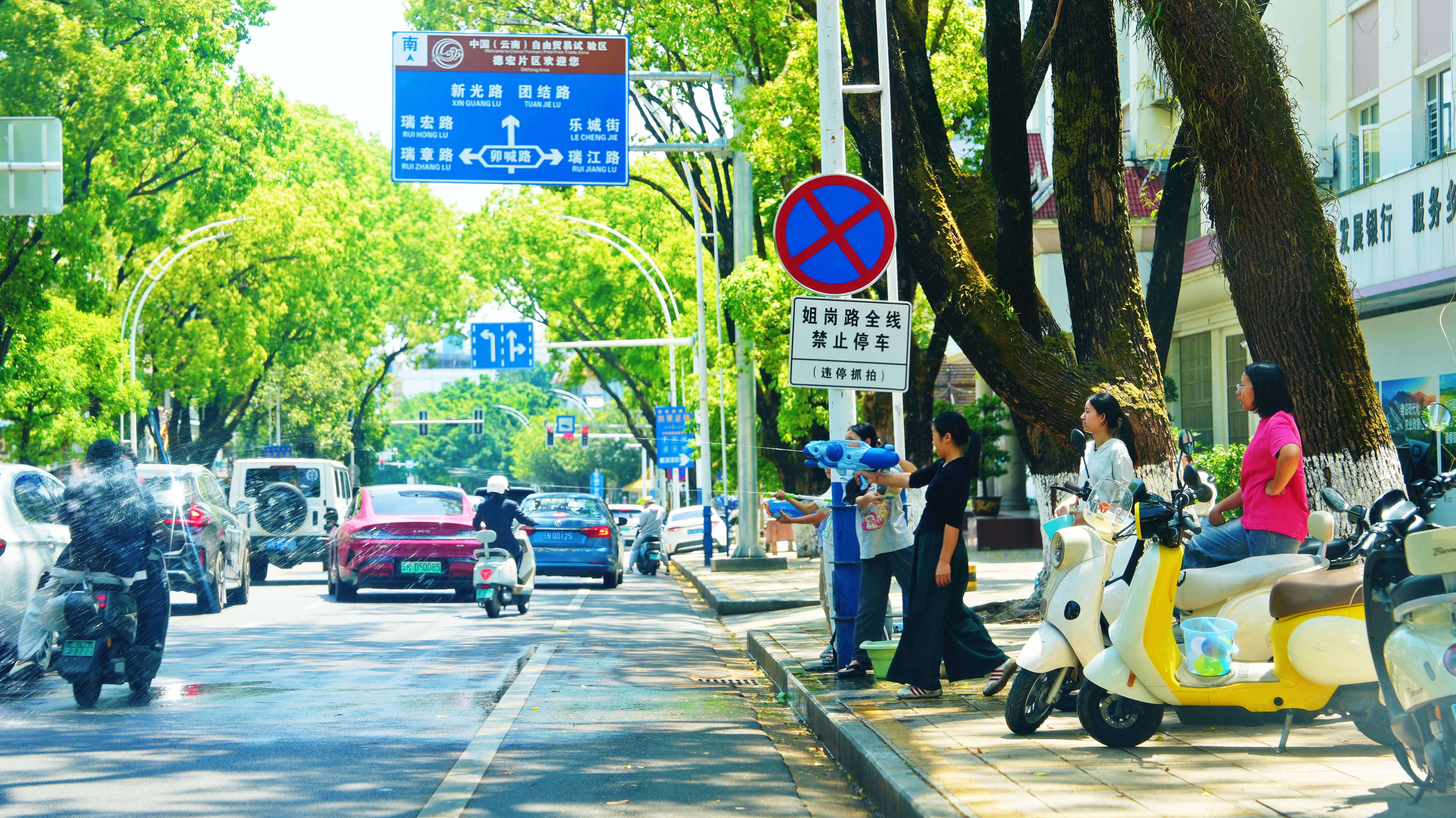 The annual Water-Splashing Festival gets into full swing in the border city of Ruili, southwest China's Yunnan Province. /Xu Jun