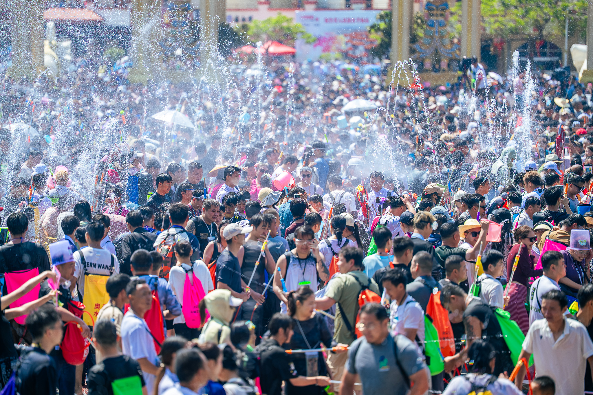 The annual Water-Splashing Festival gets into full swing in the border city of Ruili, southwest China's Yunnan Province. /Xu Jun