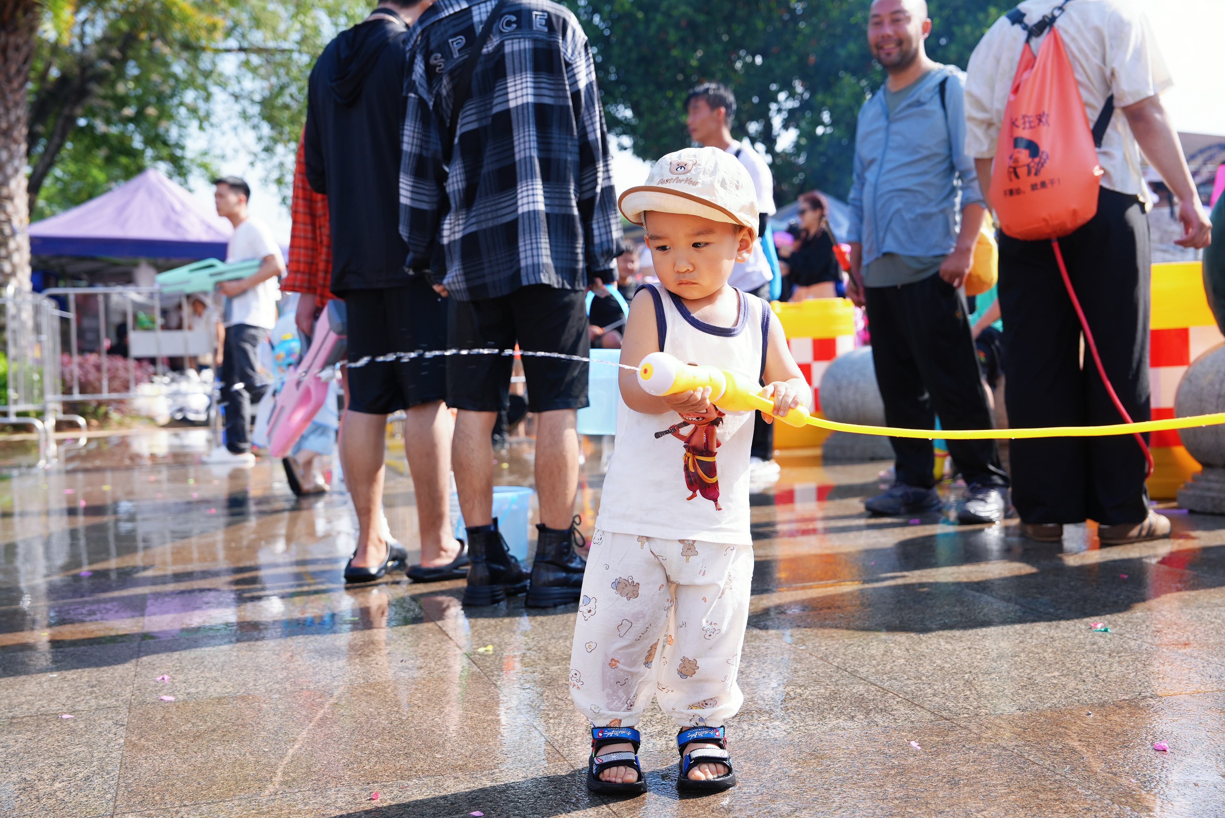 The annual Water-Splashing Festival gets into full swing in the border city of Ruili, southwest China's Yunnan Province. /Xu Jun