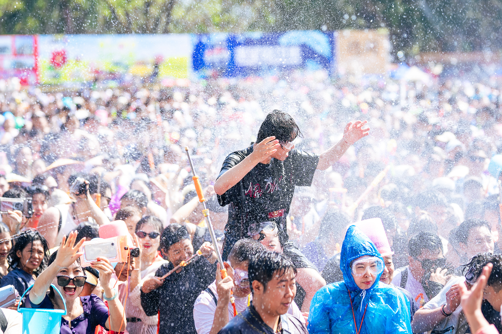 The annual Water-Splashing Festival gets into full swing in the border city of Ruili, southwest China's Yunnan Province. /Xu Jun