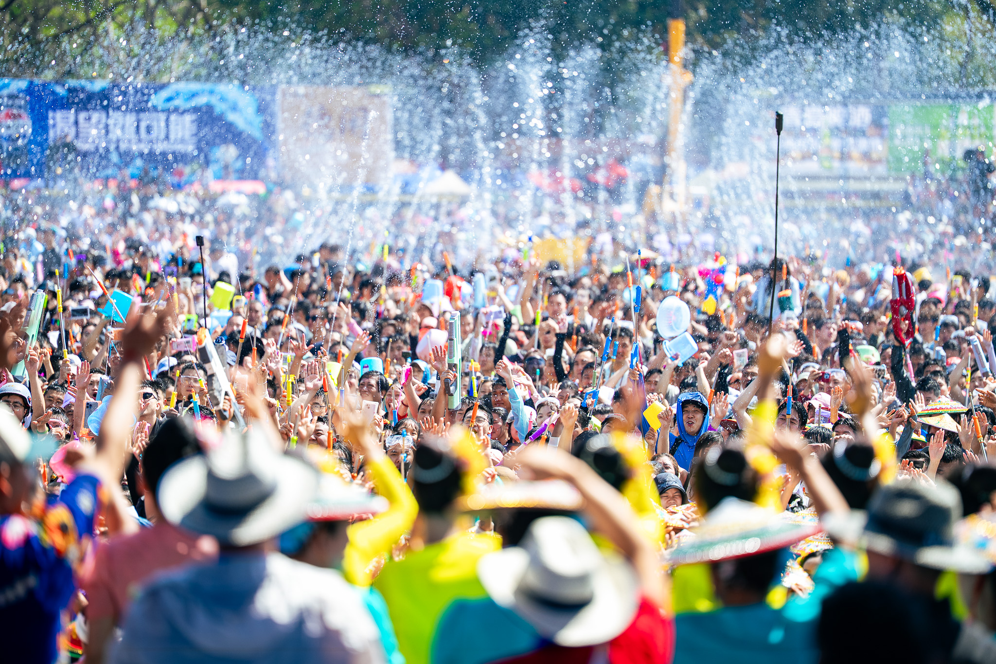 The annual Water-Splashing Festival gets into full swing in the border city of Ruili, southwest China's Yunnan Province. /Xu Jun