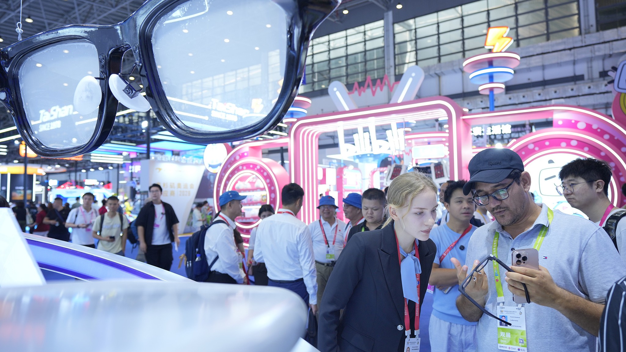 Visitors at the 6th China International Consumer Products Expo (CICPE) in Haikou, south China's Hainan Province, April 13, 2026. /VCG